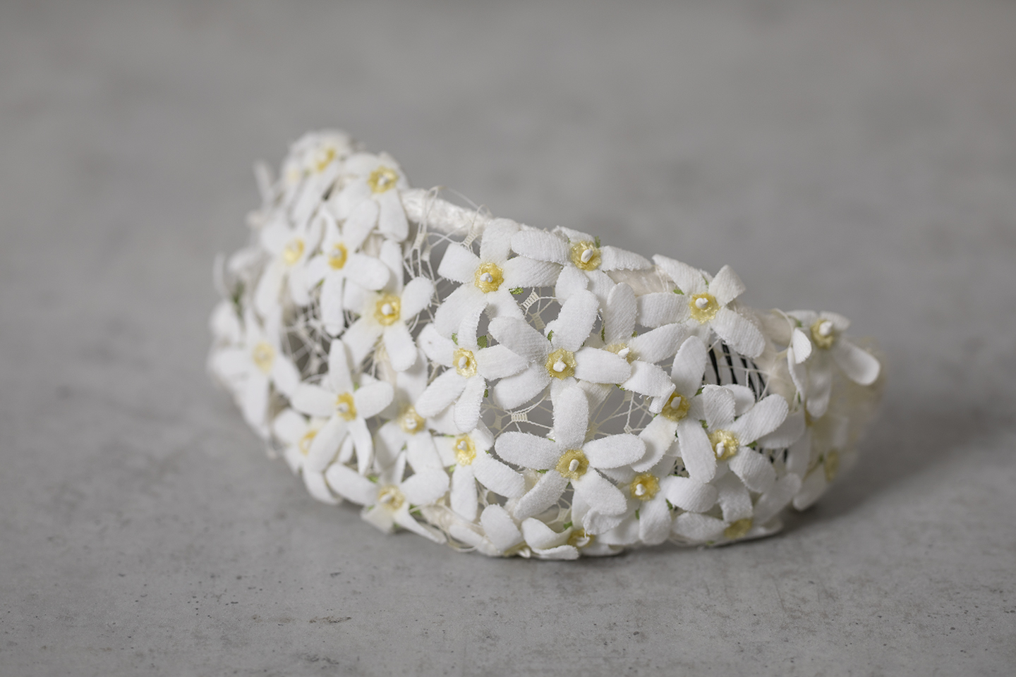 一点一点手作りだからこそ叶う、特別な日のための「ホワイトスターのボンネ」