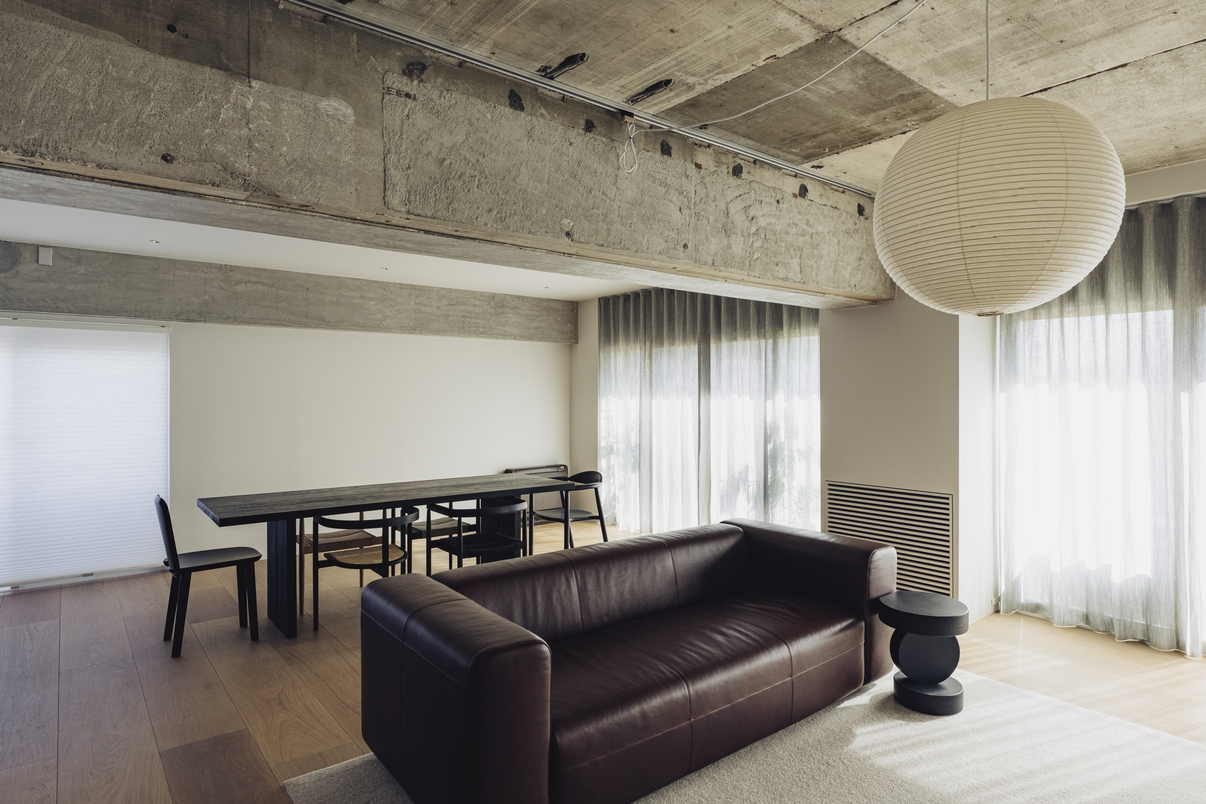 カーテンとブラインドが空間にもたらす印象の違い