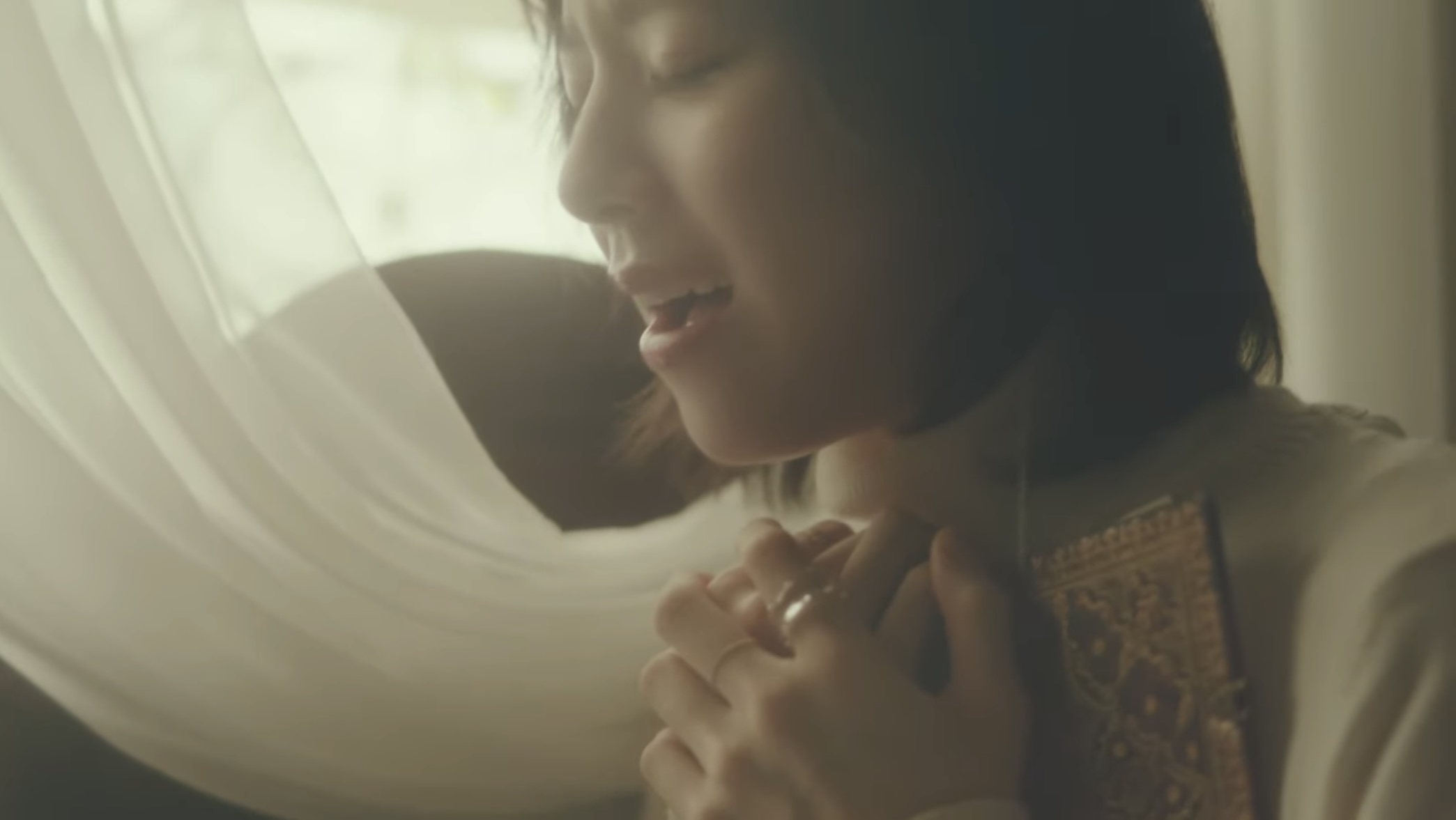 miletさん「 I still 」（映画「知らないカノジョ」主題歌）【MV衣装】
