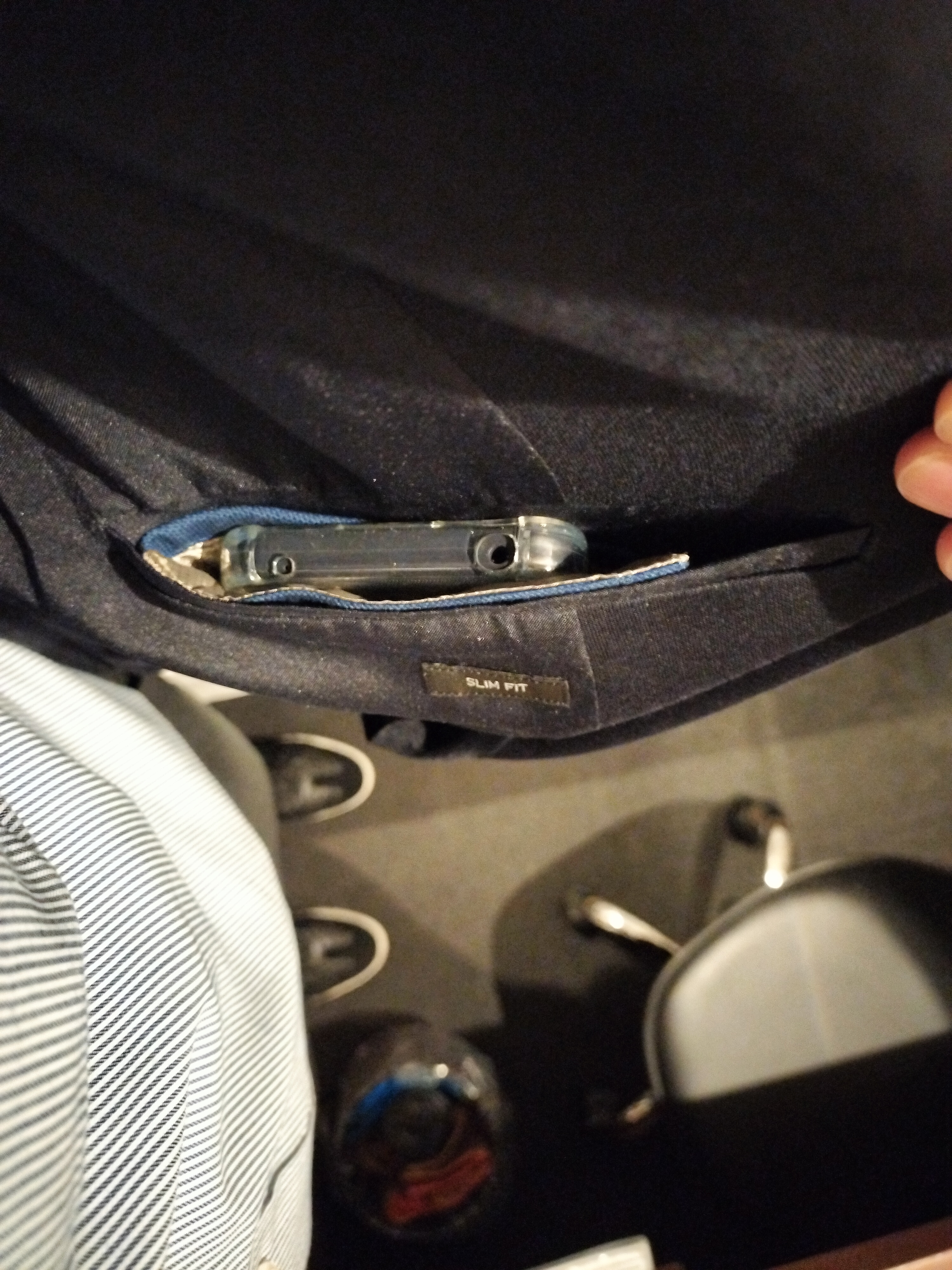 スーツ男性のスマホ収納場所