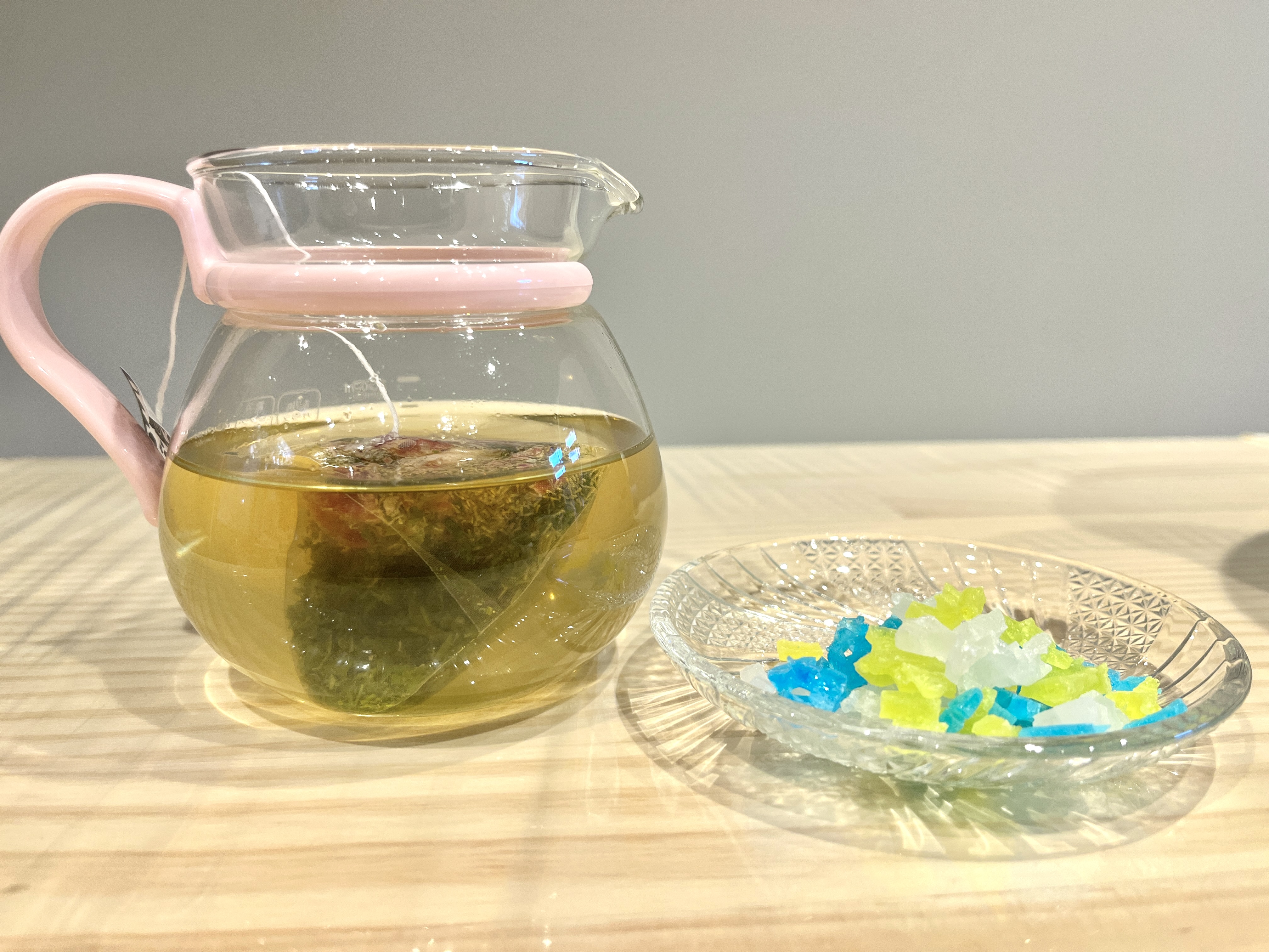 炭酸なし｜おすすめ琥珀糖ドリンクレシピ＃7〜ごえん茶「はなぎょくろ・きみどり色のお茶」〜