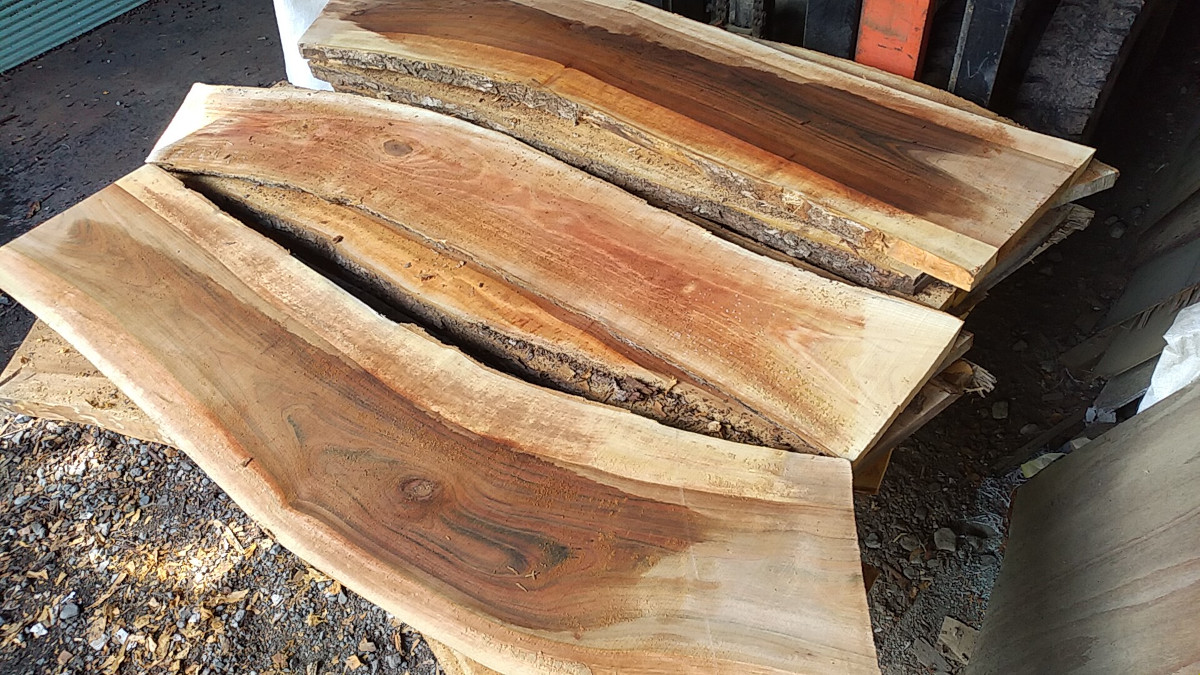 製品が出来るまで-その①（一次製材→皮むき→乾燥）