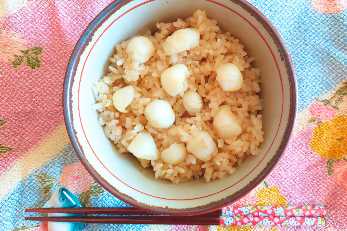 ほのかに香る梅肉がアクセント♪　ゆり根の炊き込みご飯