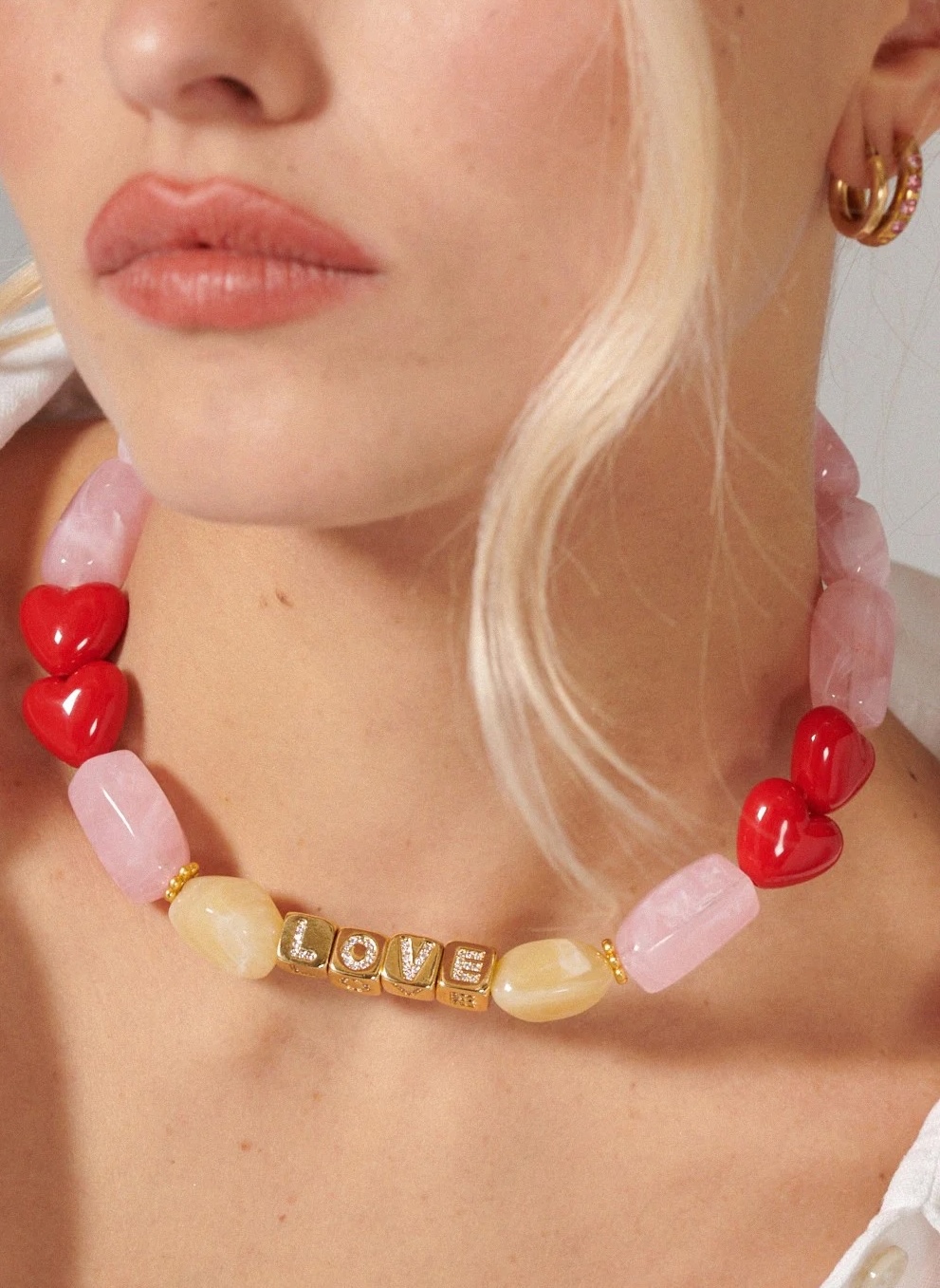 ネックレスにもなるスマホストラップ