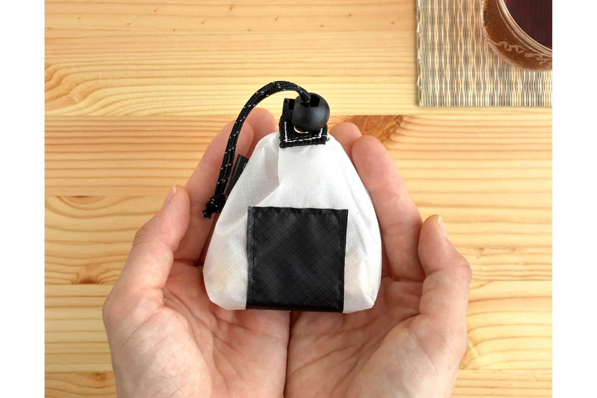 バッグの中から“おにぎり”！？おむすび巾着販売スタート。