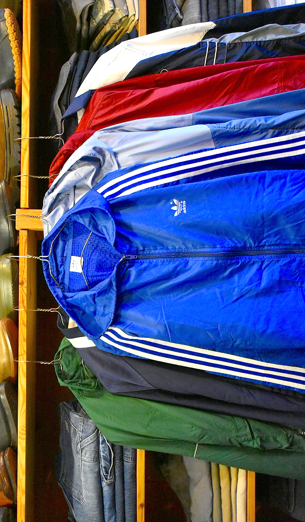 【春先使えるライトアウター】 シャカシャカ素材のナイロンジャケット入荷～@古着屋カチカチ