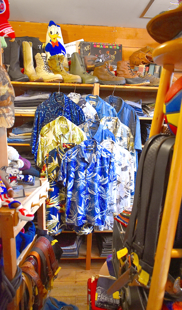 【真夏日続きの今日この頃。。。】 涼しげなアロハシャツ大量入荷～　@古着屋カチカチ