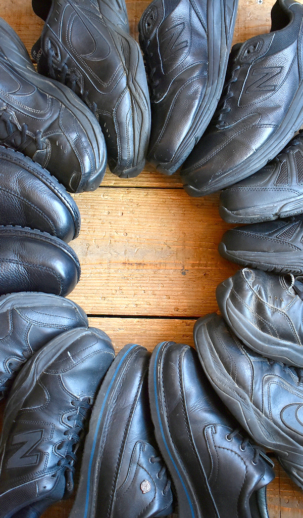 【Men's Black Sneakers】 時代に左右されないオールブラックスニーカー入荷～