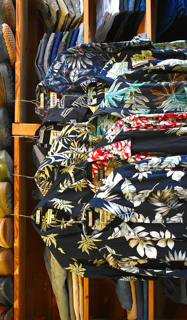 【Black Aloha Shirts】 毎年人気の黒アロハシャツ大量入荷～　@古着屋カチカチ