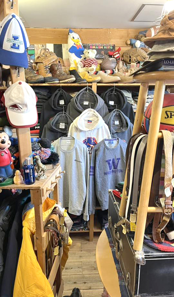【Champion チャンピオン】 大学カレッジロゴのスウェットパーカー入荷～@古着屋カチカチ
