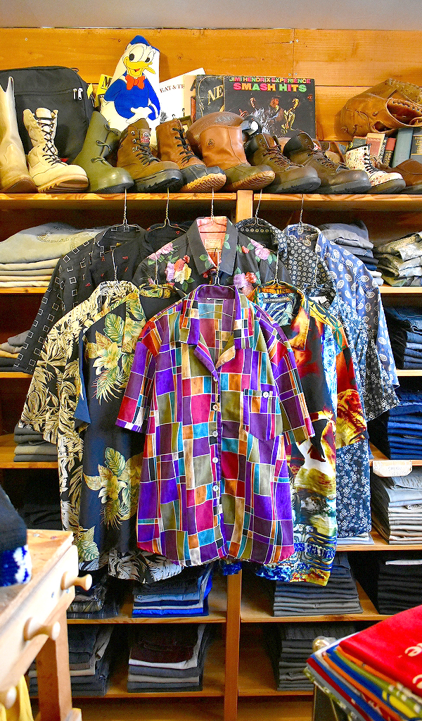 【柄シャツ/開襟シャツ/アロハ】 黒ベースの半袖シャツ入荷～　@古着屋カチカチ