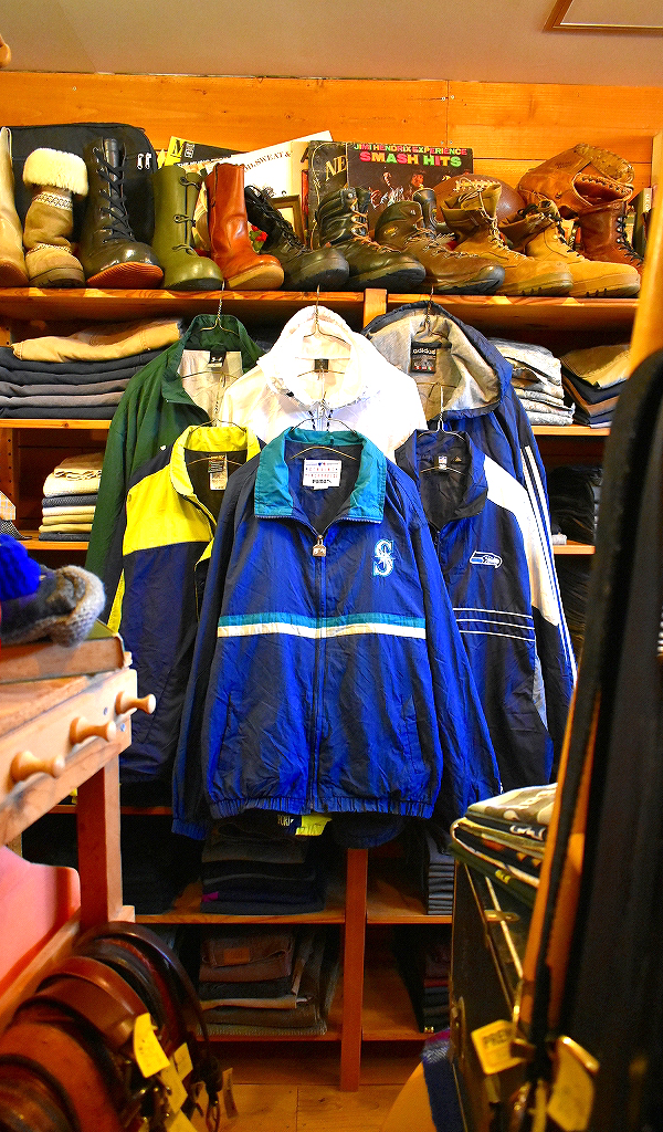 【これからのライトアウター】 シャカシャカ素材のナイロンジャケット入荷～ @古着屋カチカチ