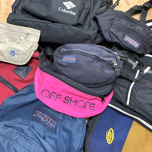 【Jansport, Columbia...】 デイリーに使えるリュックや斜め掛けバッグ再入荷～