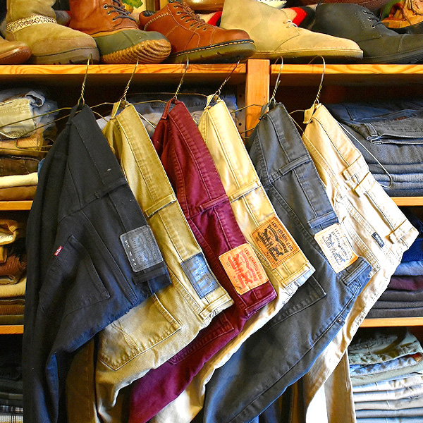 【Levi's®/DENIZEN®/Wrangler】 コーデのアクセントにカラーパンツ入荷～