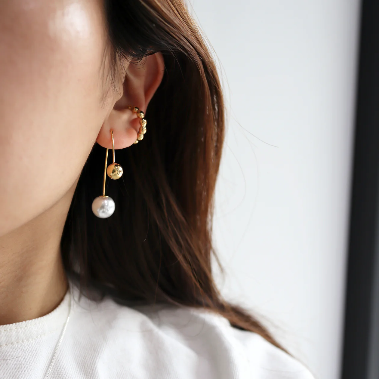 甘すぎず上品に。大人のためのパールピアス。sharp curve pearl pierce