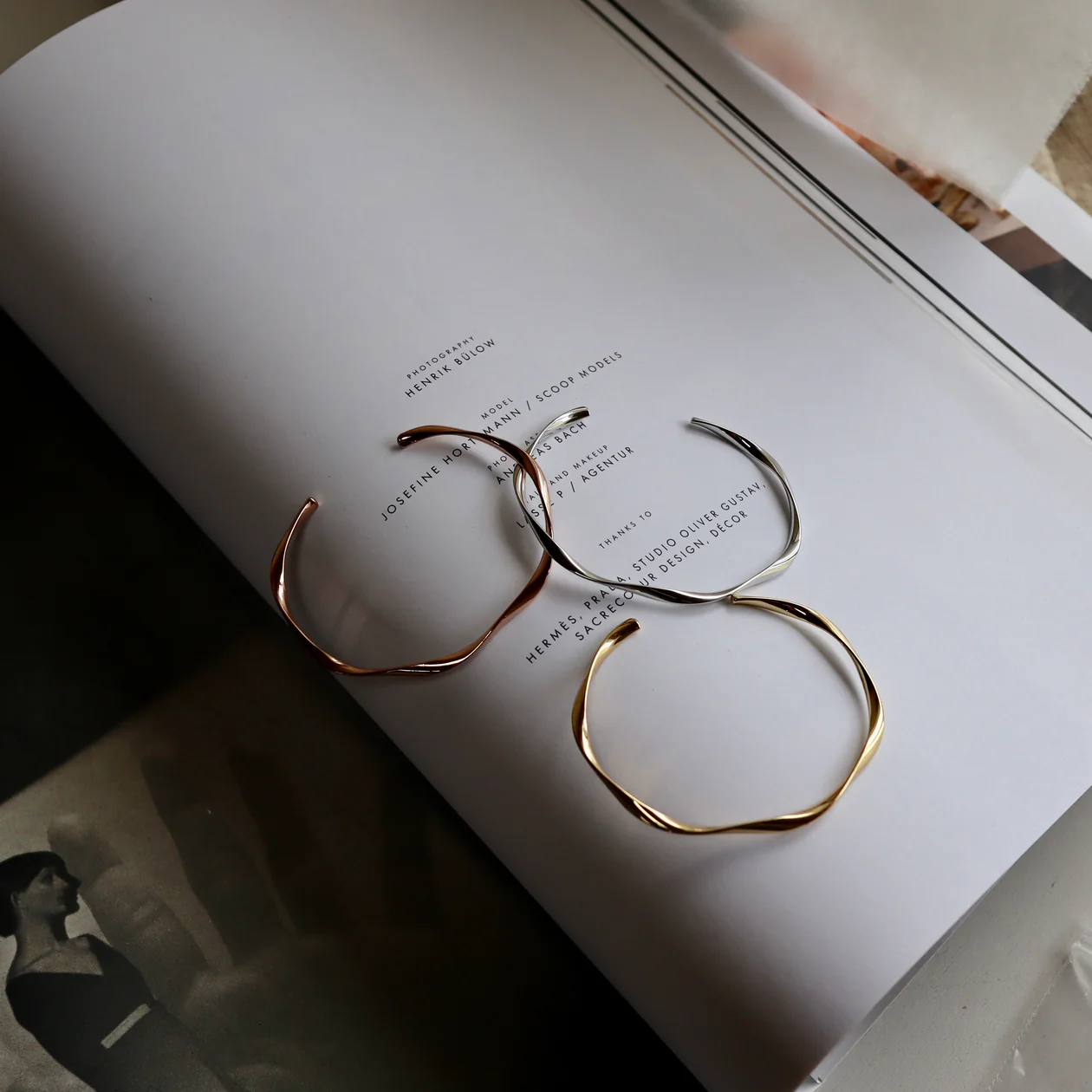 「曲線がつくる、静かな輝き。twist fit bangle」
