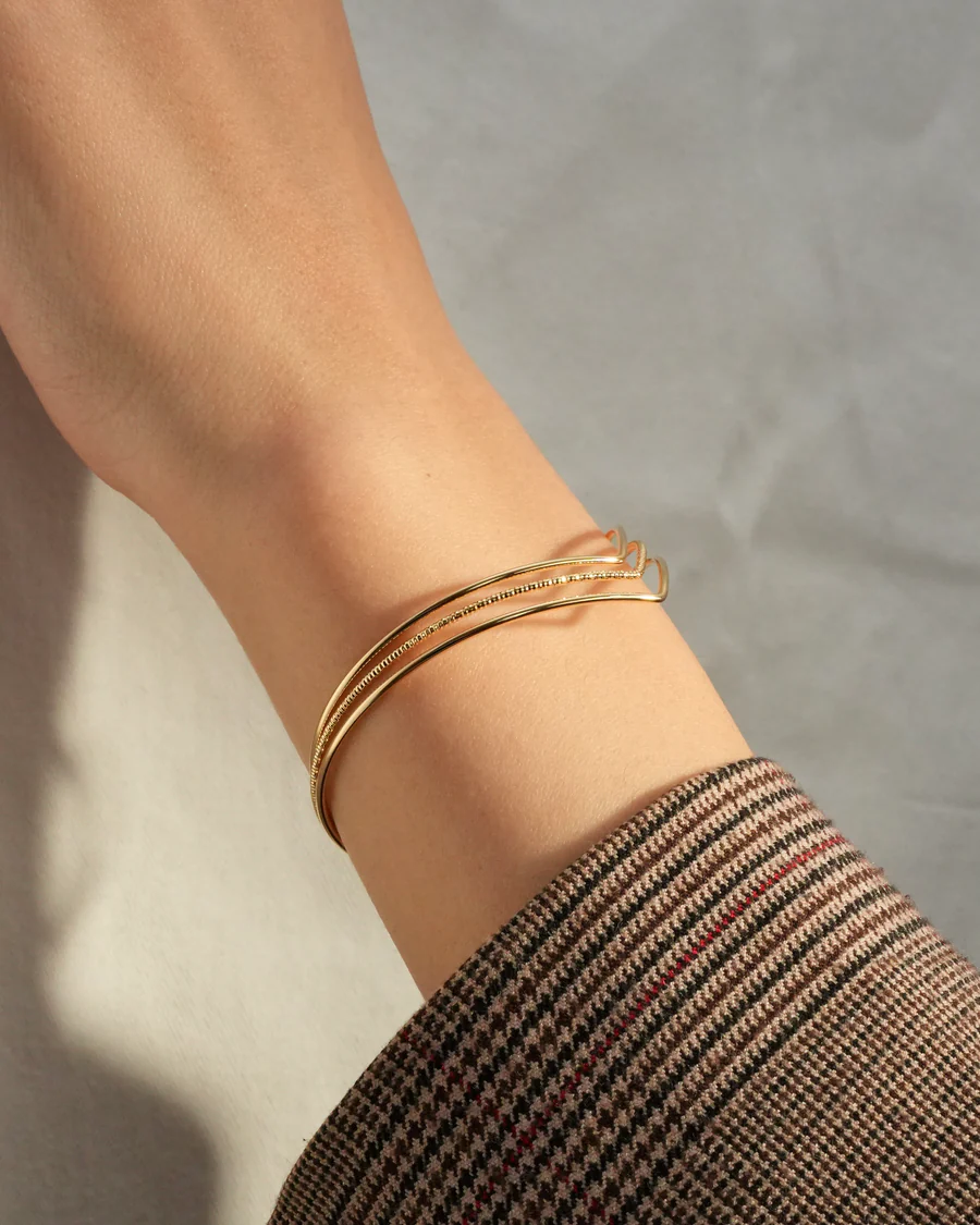 「Vラインが魅せる、繊細な存在感。triple thin pointed bangle」