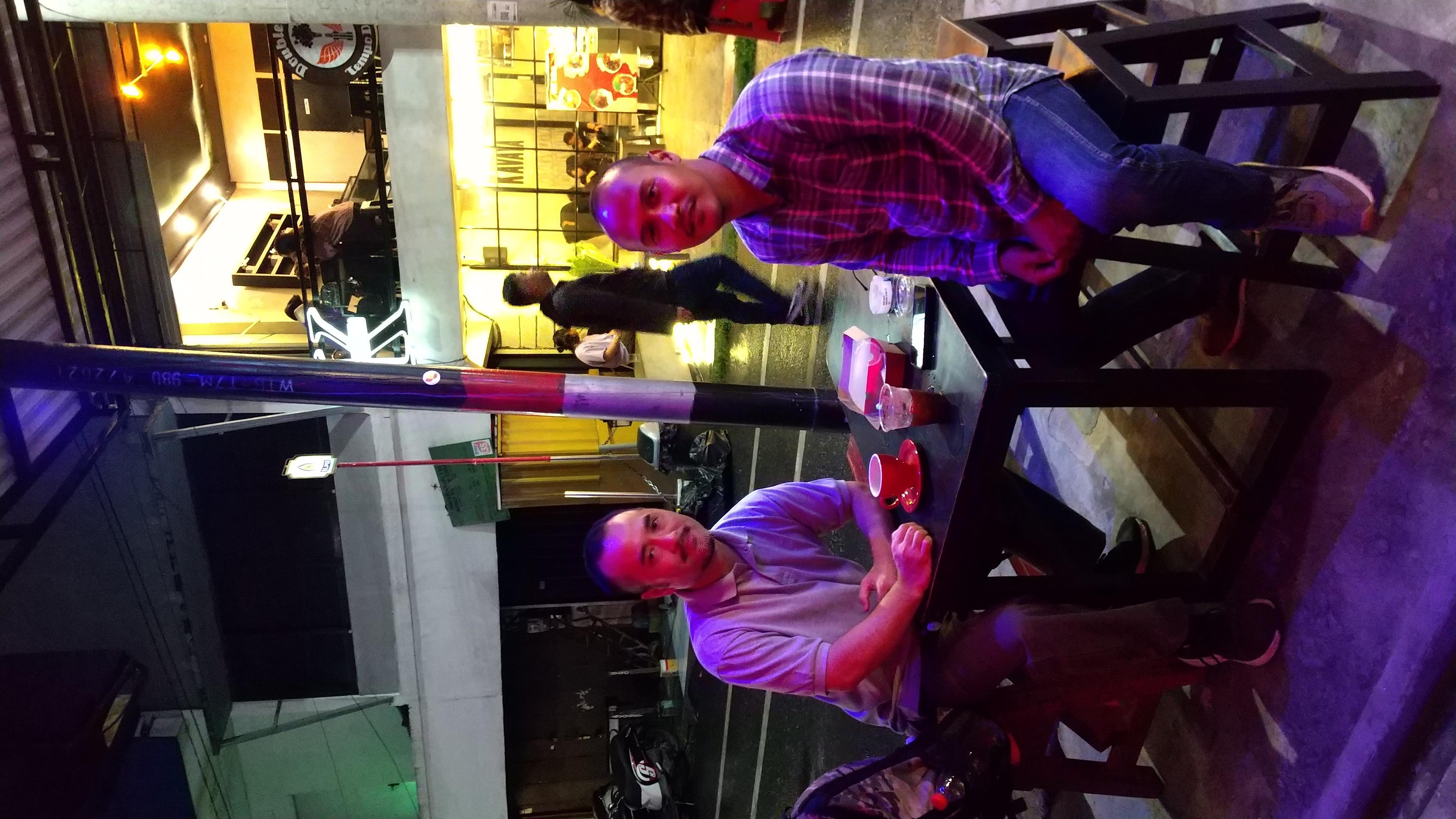 カッティングボードと現地職人との対面