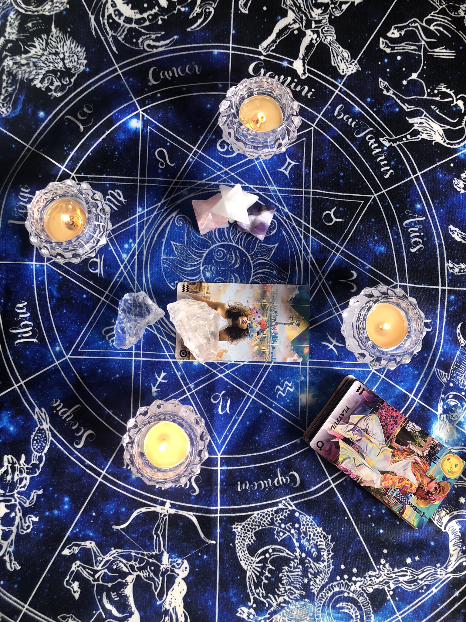 近日発売! 星座と天体をモチーフにしたオラクルカード