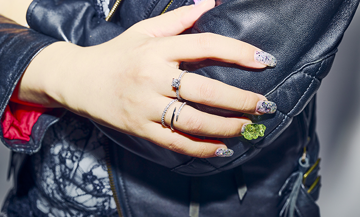 ファッションとジュエリーの境界線を、軽やかに越えていく。