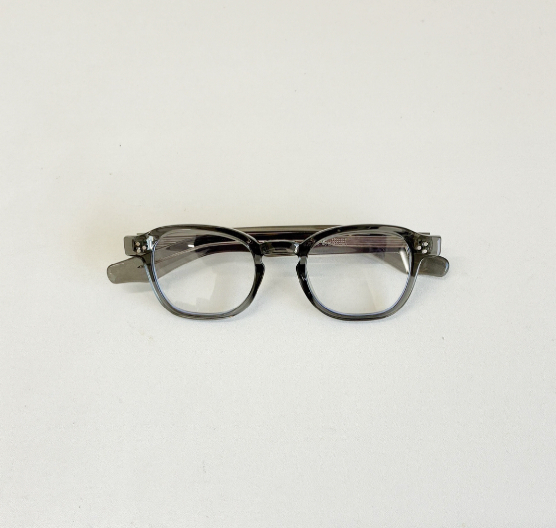 クラシカル×モダン。スリードットが光るクリアグレーの上品メガネ
