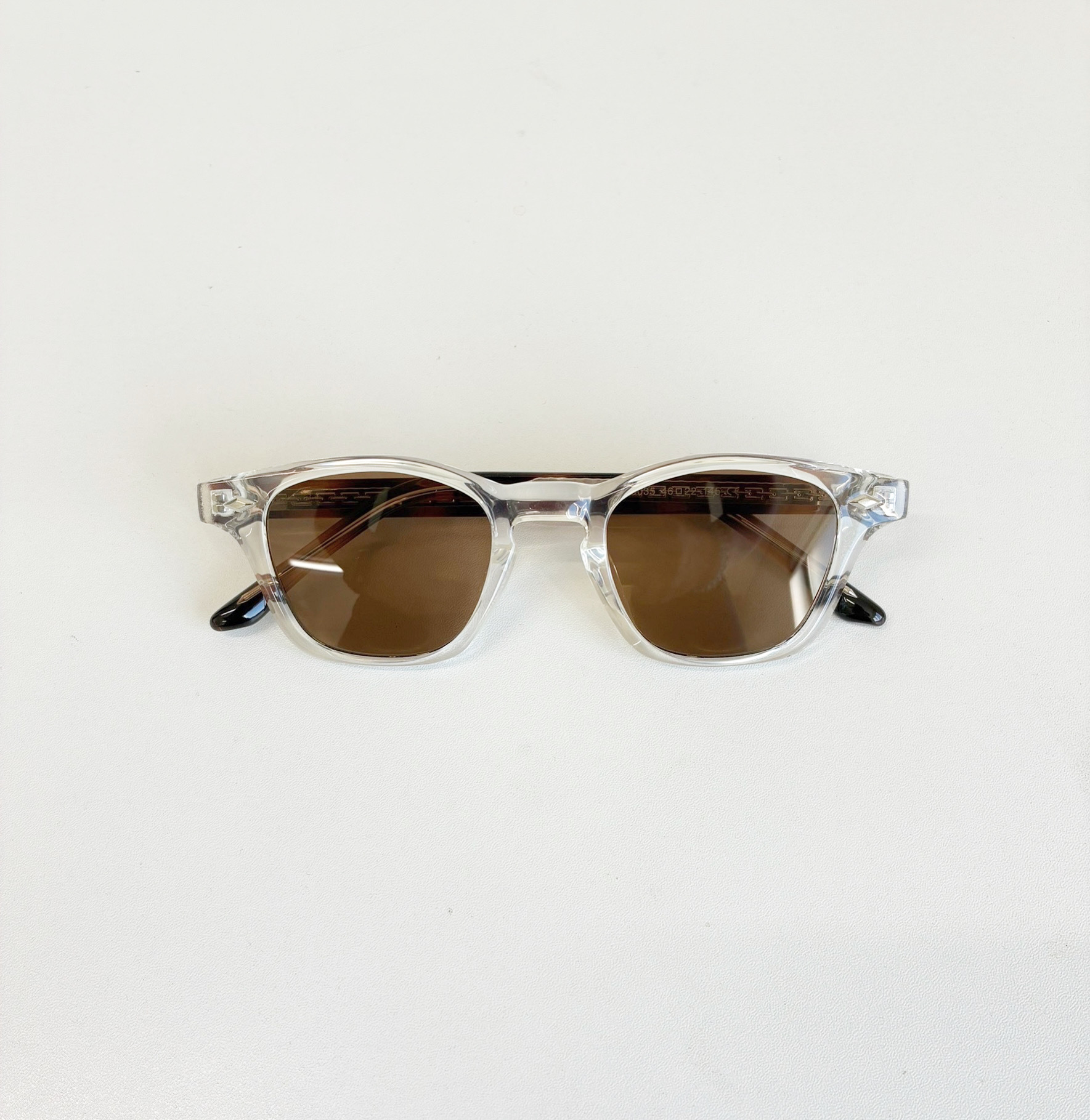 「爽やかさと上品さを纏う、大人のための洗練サングラス」