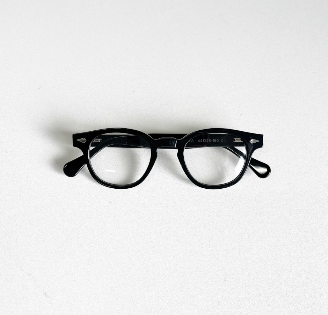 ひし形カシメが映える大人の黒縁クラシックメガネ