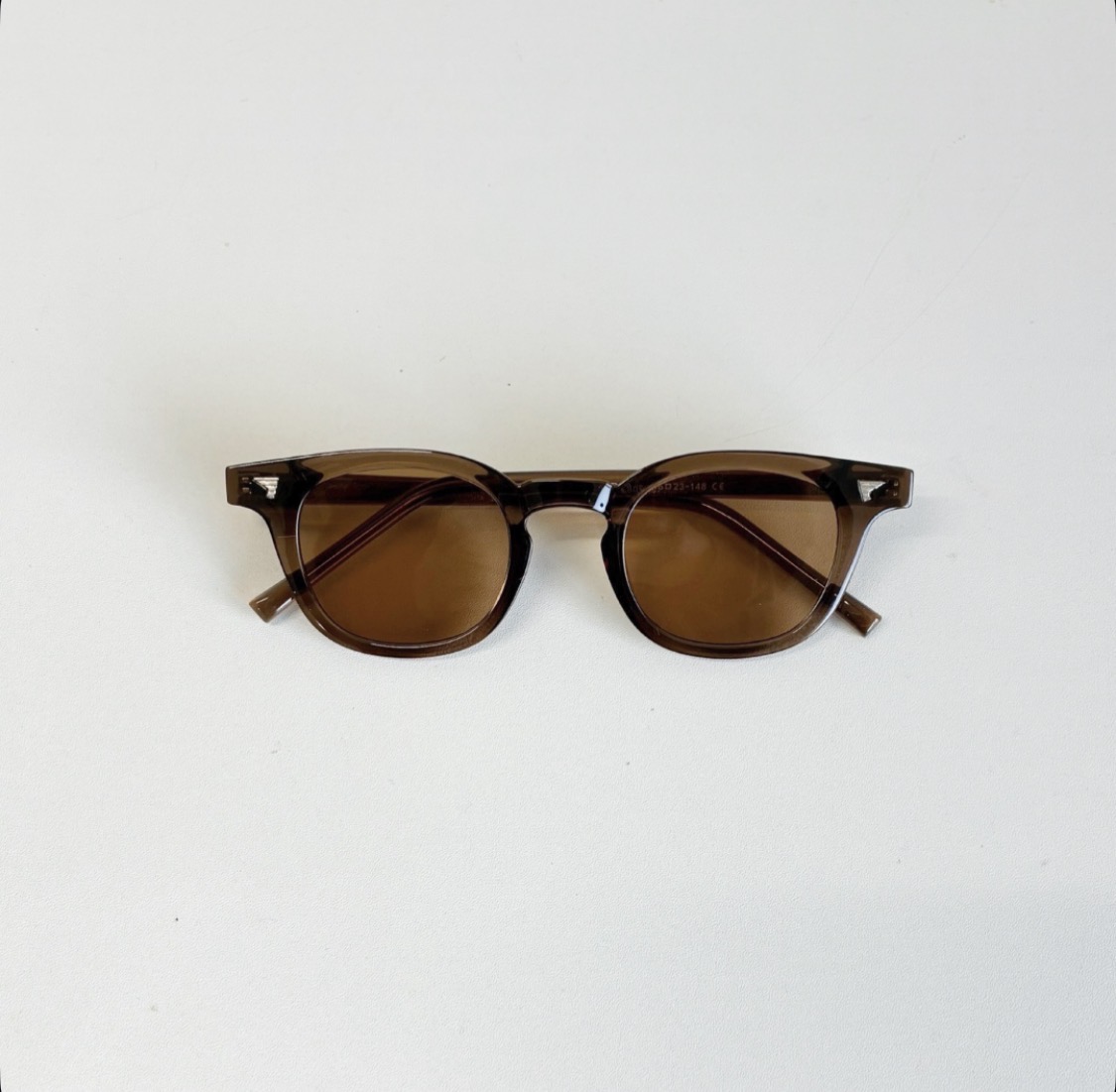 大人の余裕を演出するブラウンサングラス