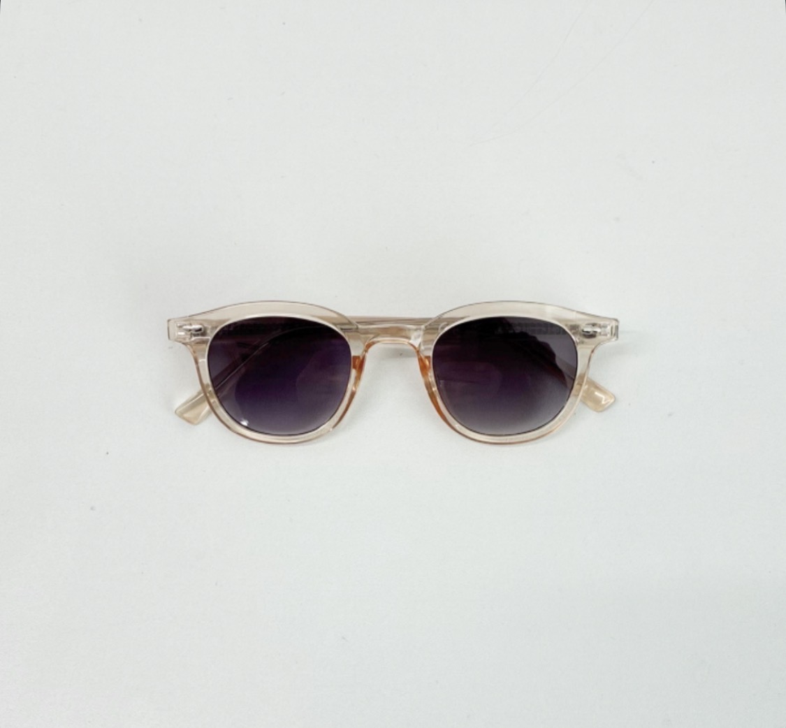 やわらかく色づく赤と紫のサングラス