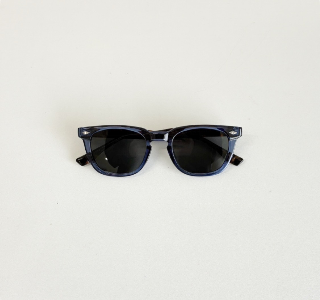 知性と品格を纏うネイビー×べっこうサングラス