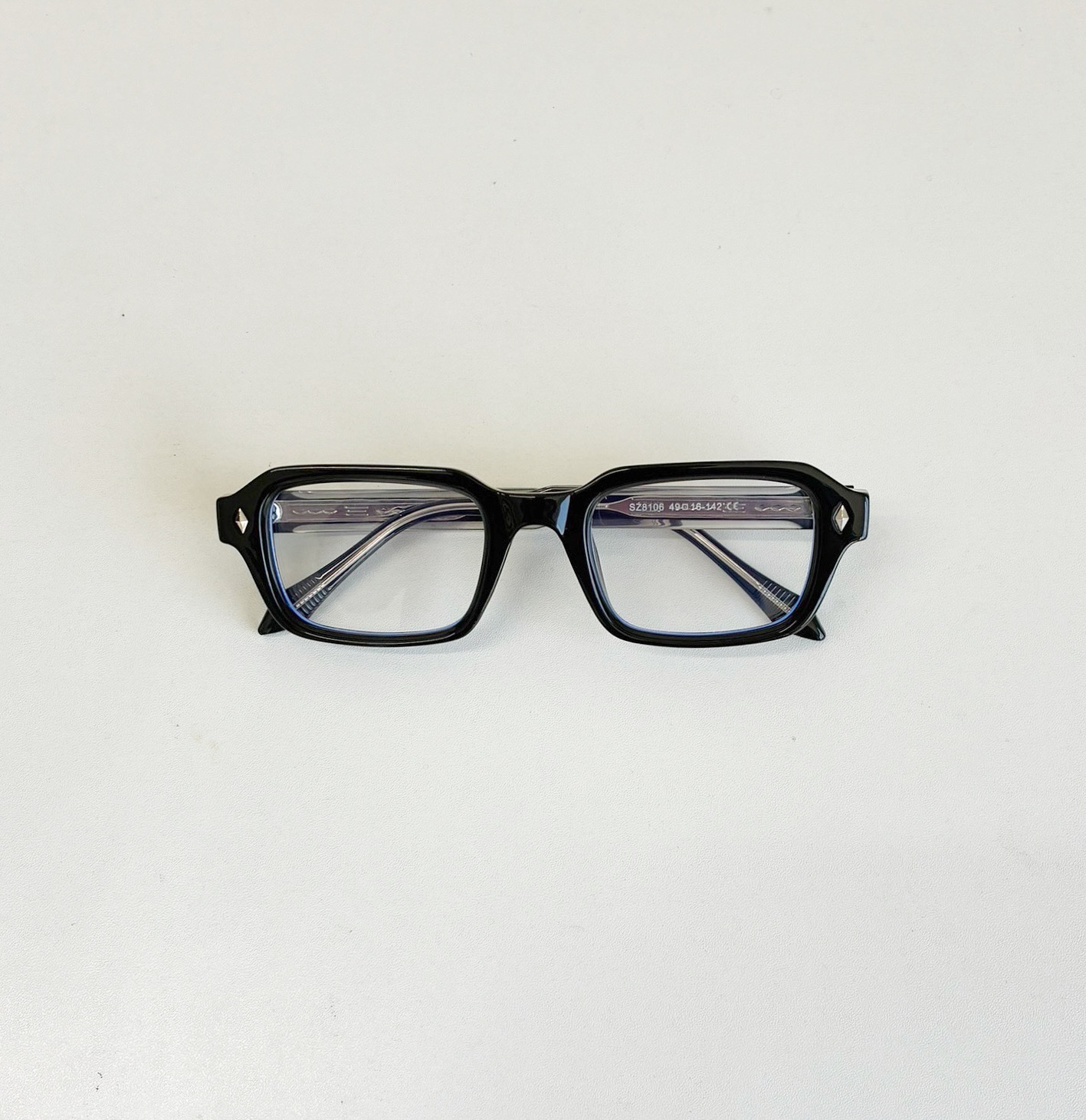 シンプルで使いやすい万能ブラックフレーム眼鏡
