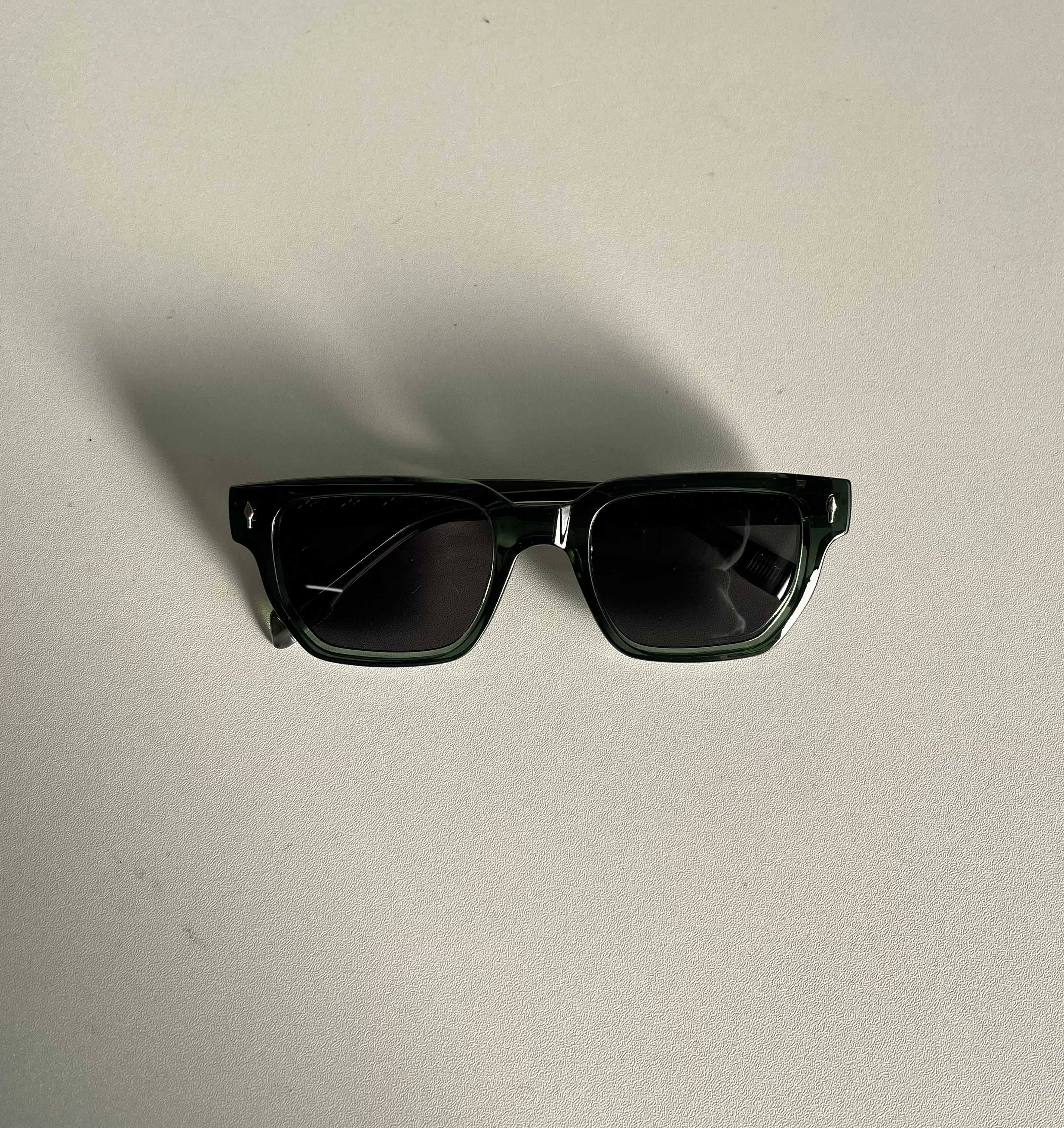 人と被らない大人の余裕を纏うグリーンサングラス