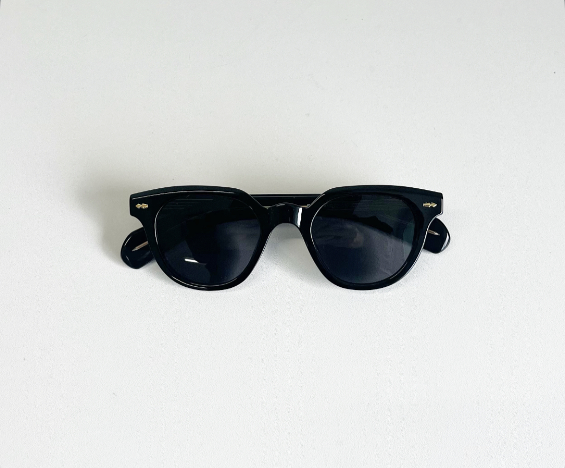存在感抜群!肉厚フレームのブラックサングラス