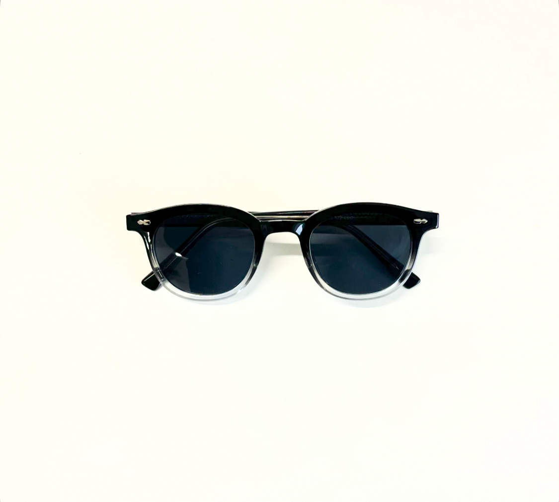 ブラック×クリアの抜け感が魅力。シンプルで合わせやすいビンテージ風サングラス。