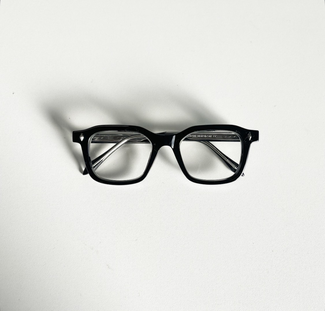 しっかりフレームが映える大人のブラックメガネ