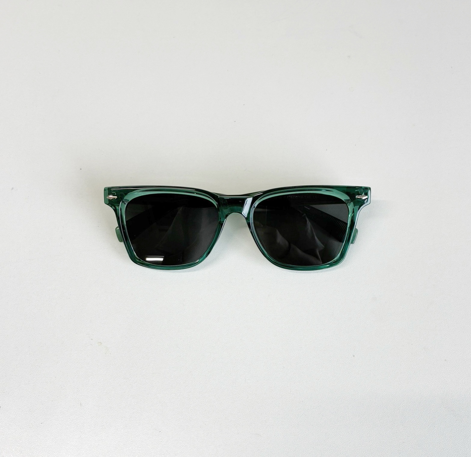 グリーンフレームが人気のUVカットサングラス