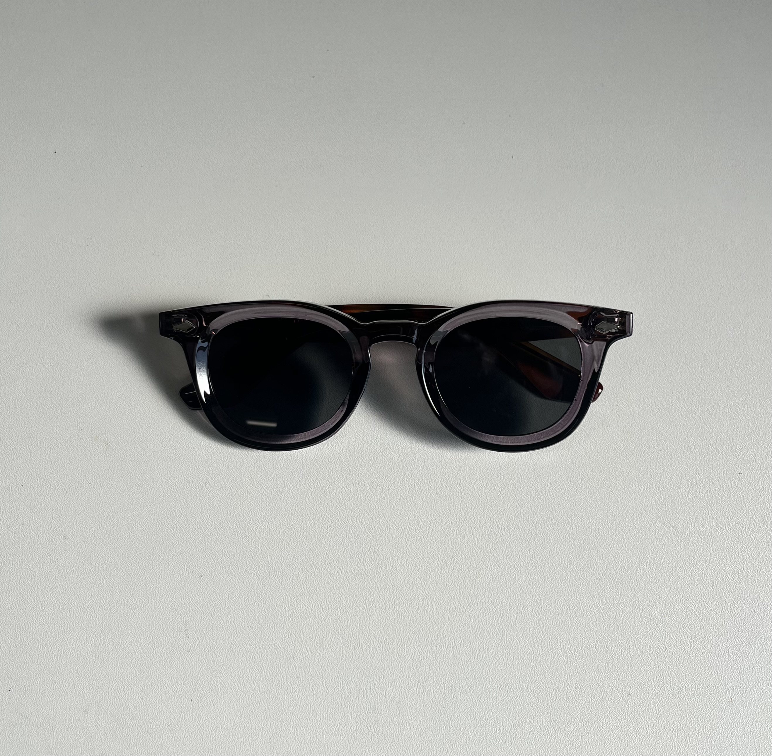 グレー×べっこう柄で個性的、紫外線カットのオシャレサングラス。