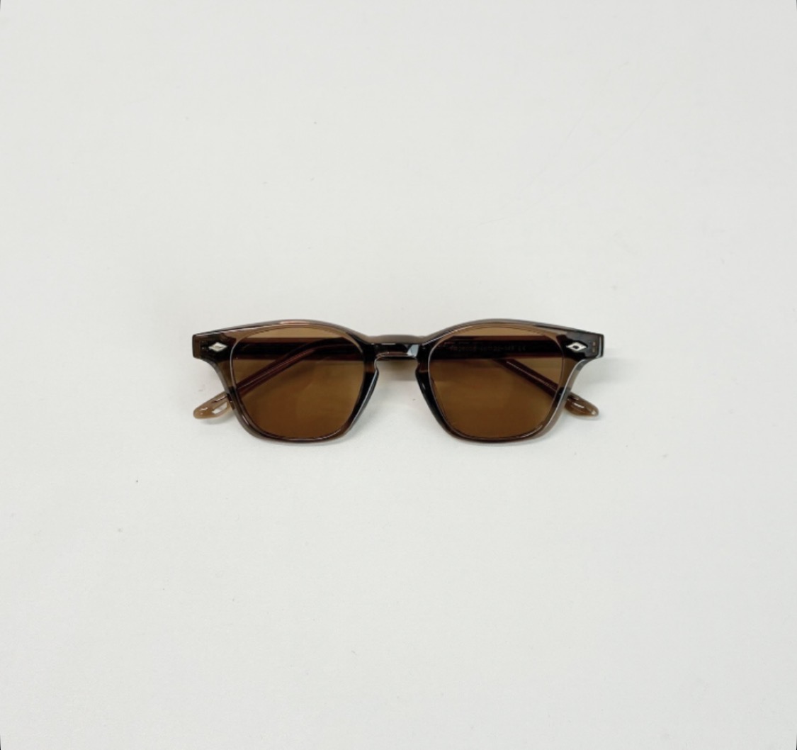 ブラウンサングラスで魅せる大人の上品さ