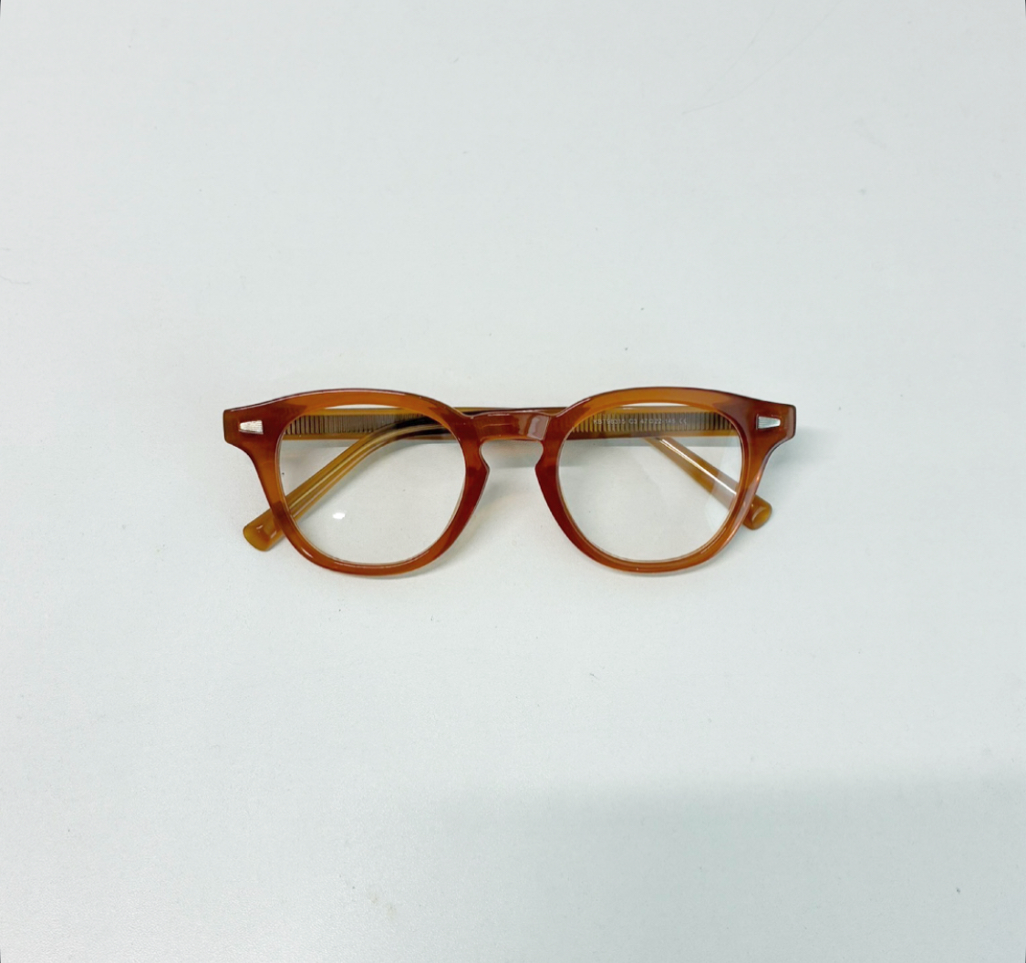 シンプルで魅力際立つ万能オレンジフレームメガネ