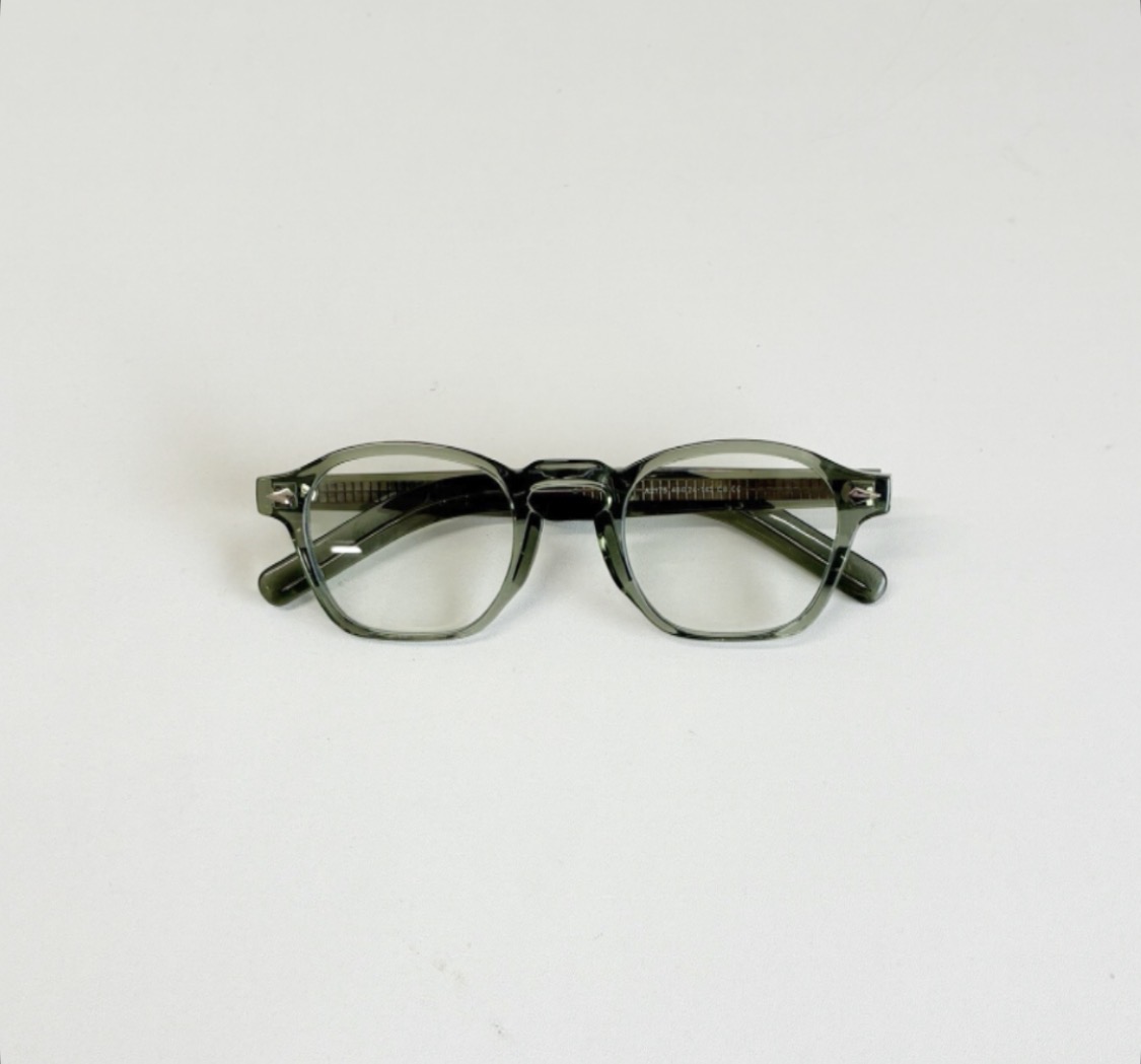 静かに差をつけるクリアオリーブ眼鏡