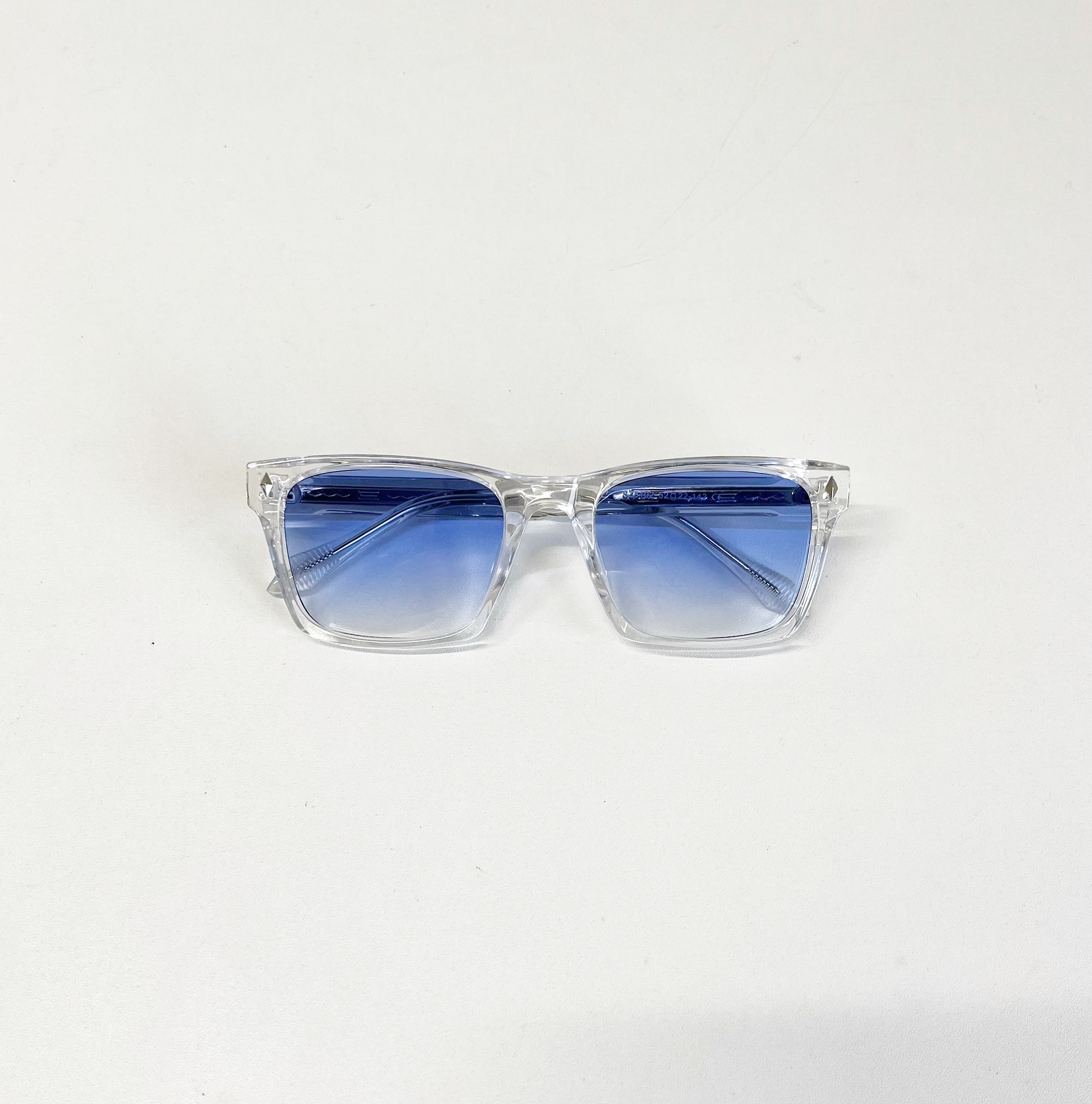 クリアフレームにブルーグラデの涼感サングラス。芯入りテンプルで丈夫。