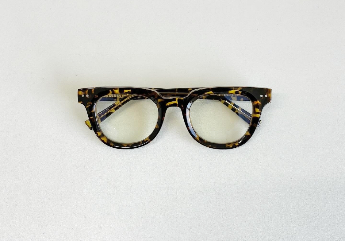 知的で上品!べっこう柄メガネで叶える大人のおしゃれスタイル