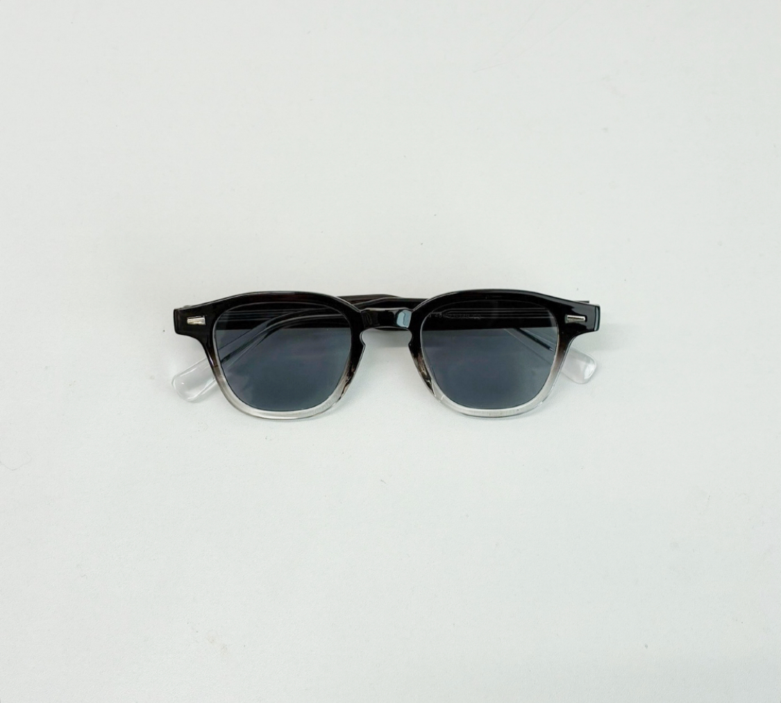 ブラック×クリアが映える万能サングラス。紫外線カットで季節問わずオシャレに活躍。