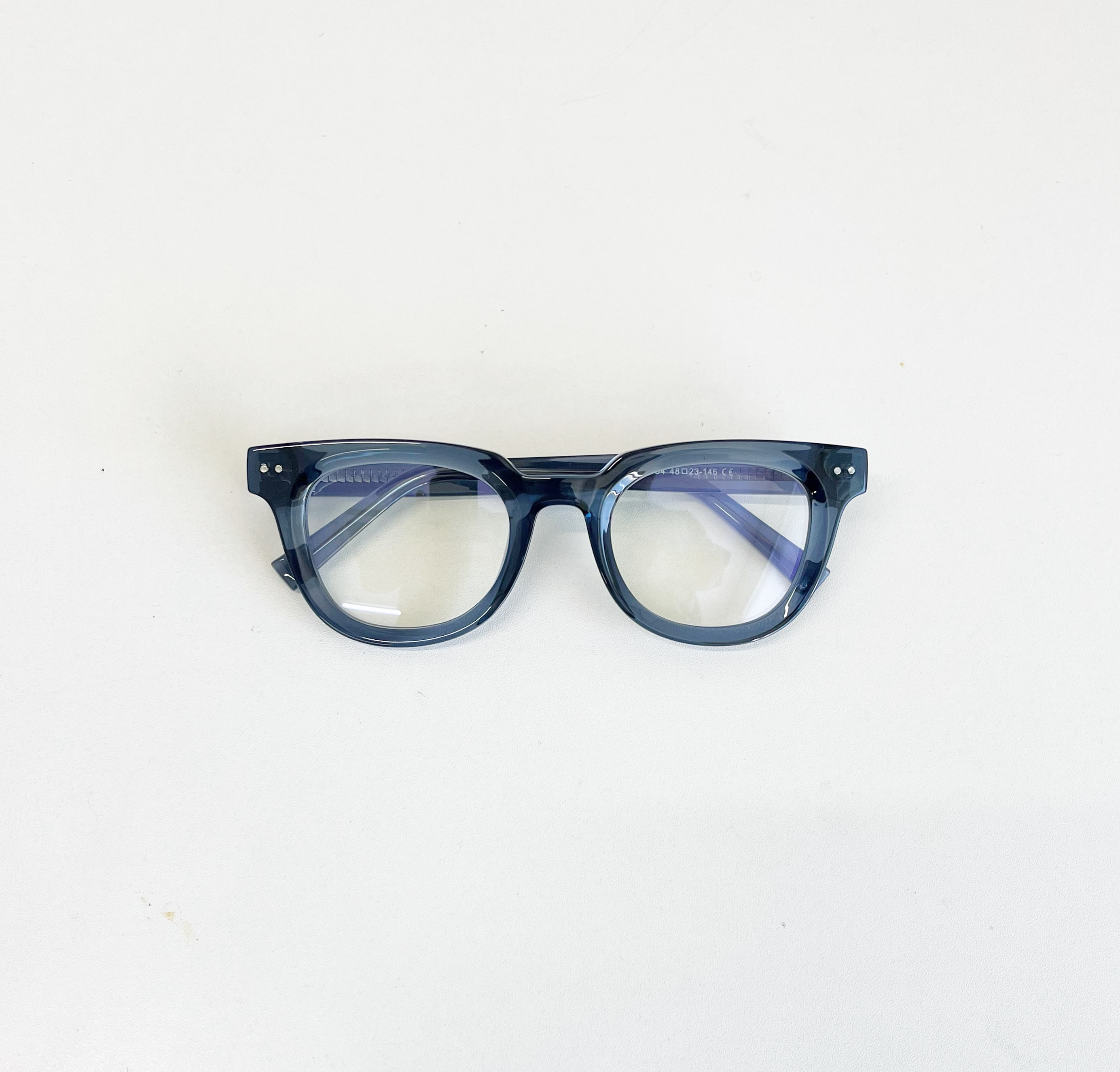 目元を爽やかに彩る、機能的な青フレーム。