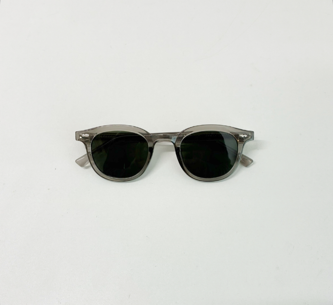 クリアグレーが映える、飽きのこないシンプルデザインの万能サングラス