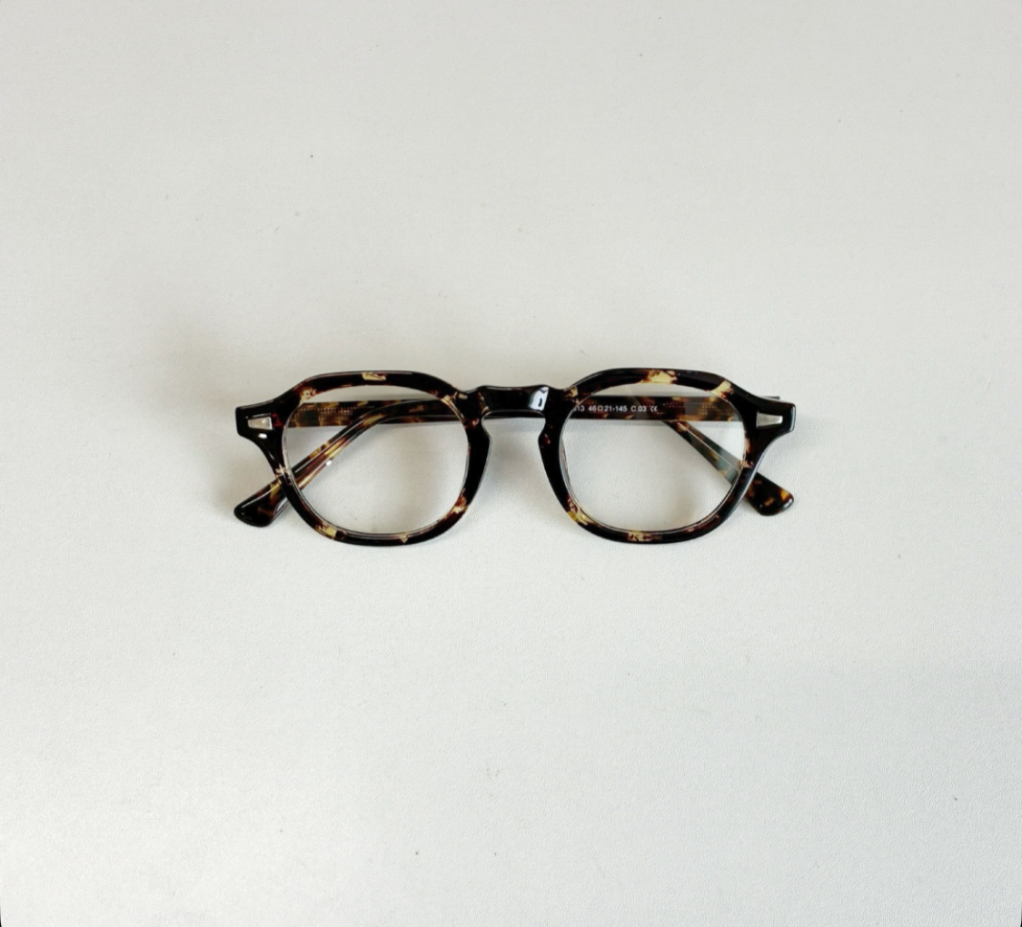 クラシックべっこう柄メガネで格上げファッション