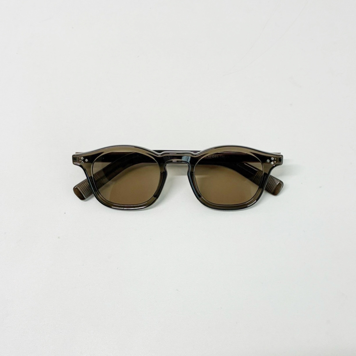 やさしい色味のブラウンサングラス