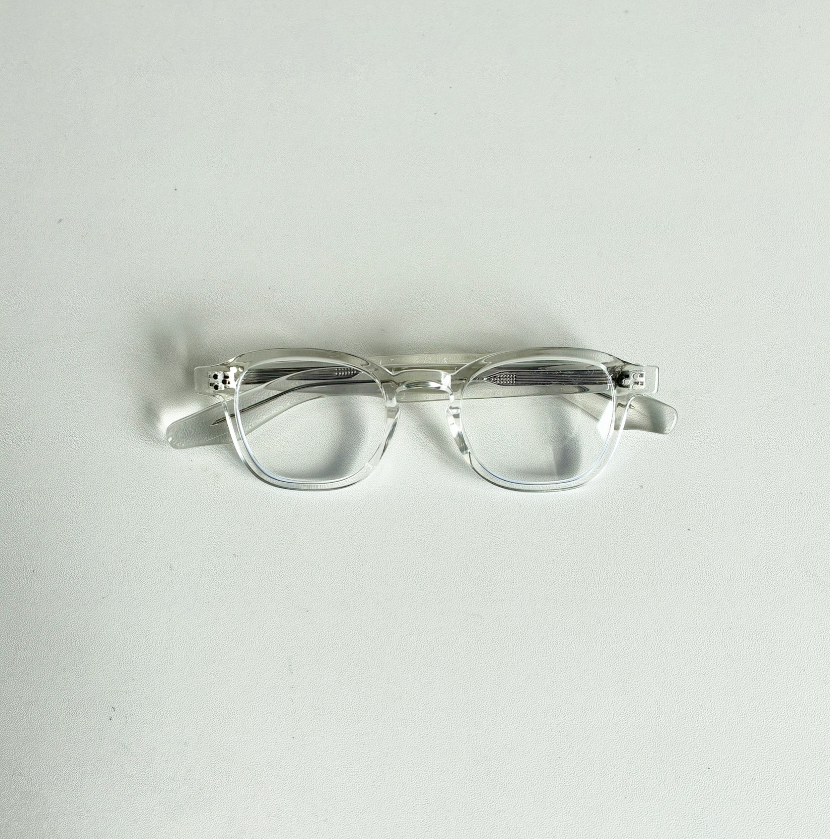 透明感とクラシックが融合。芯材が映える上品で個性豊かなクリアフレーム。