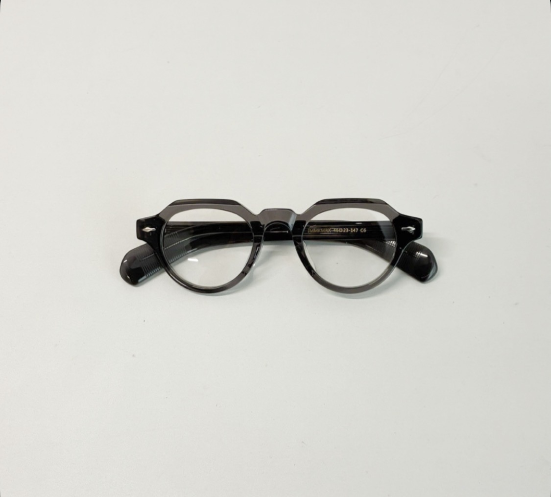 クラシックを纏うクリアグレーのクラウンパントメガネ