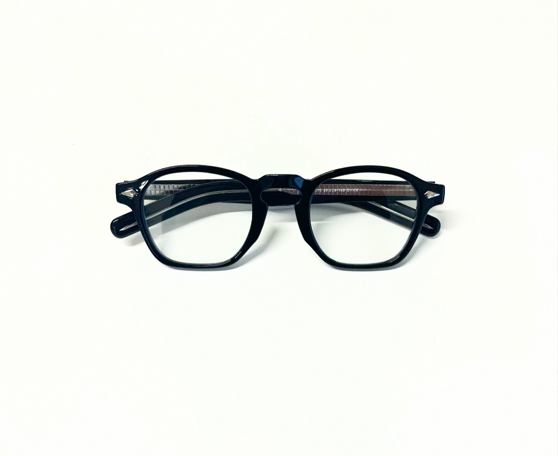 クラシカルで洒落感抜群な黒縁伊達眼鏡